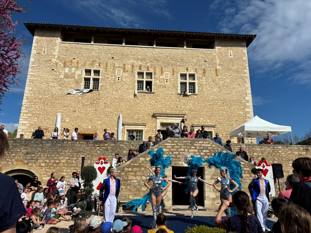 Vue du Château de Saint Bernard, pendant un évènement, avec des danseurs en costume